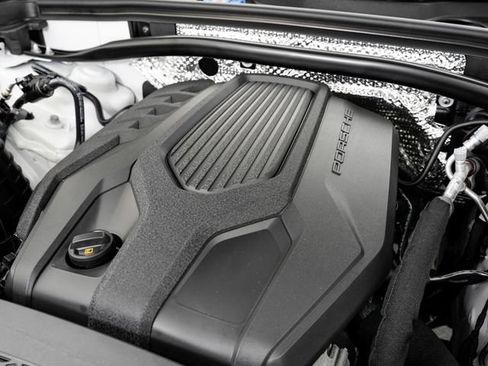 Certified 2026 Porsche Macan AWD/4WD image 31