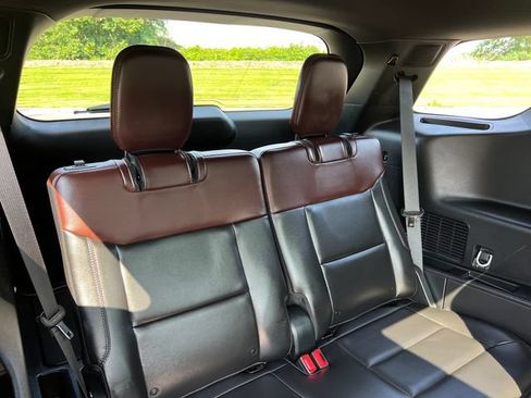 Certified 2023 Ford Explorer Platinum w/ Technology Package AWD/4WD image 32