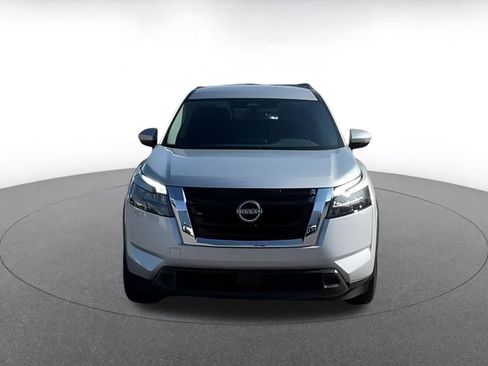 Used 2025 Nissan Pathfinder SV image 4