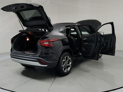Used 2024 Chevrolet Trax LT w/ Driver Confidence Package FWD image 11