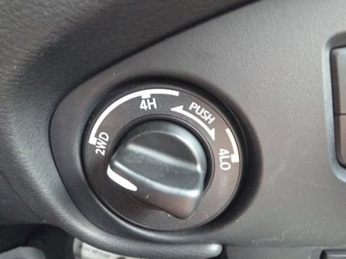Used 2023 Nissan Frontier SV w/ Technology Package AWD/4WD image 18