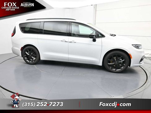 New 2026 Chrysler Pacifica Select image 13