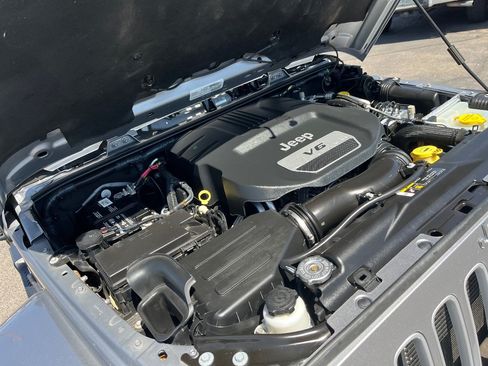 Used 2018 Jeep Wrangler Unlimited Sahara w/ Connectivity Group AWD/4WD image 36
