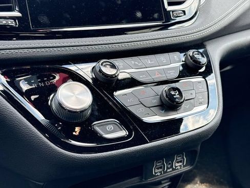 Used 2021 Chrysler Pacifica Touring-L w/ Uconnect Theater Family Group FWD image 12