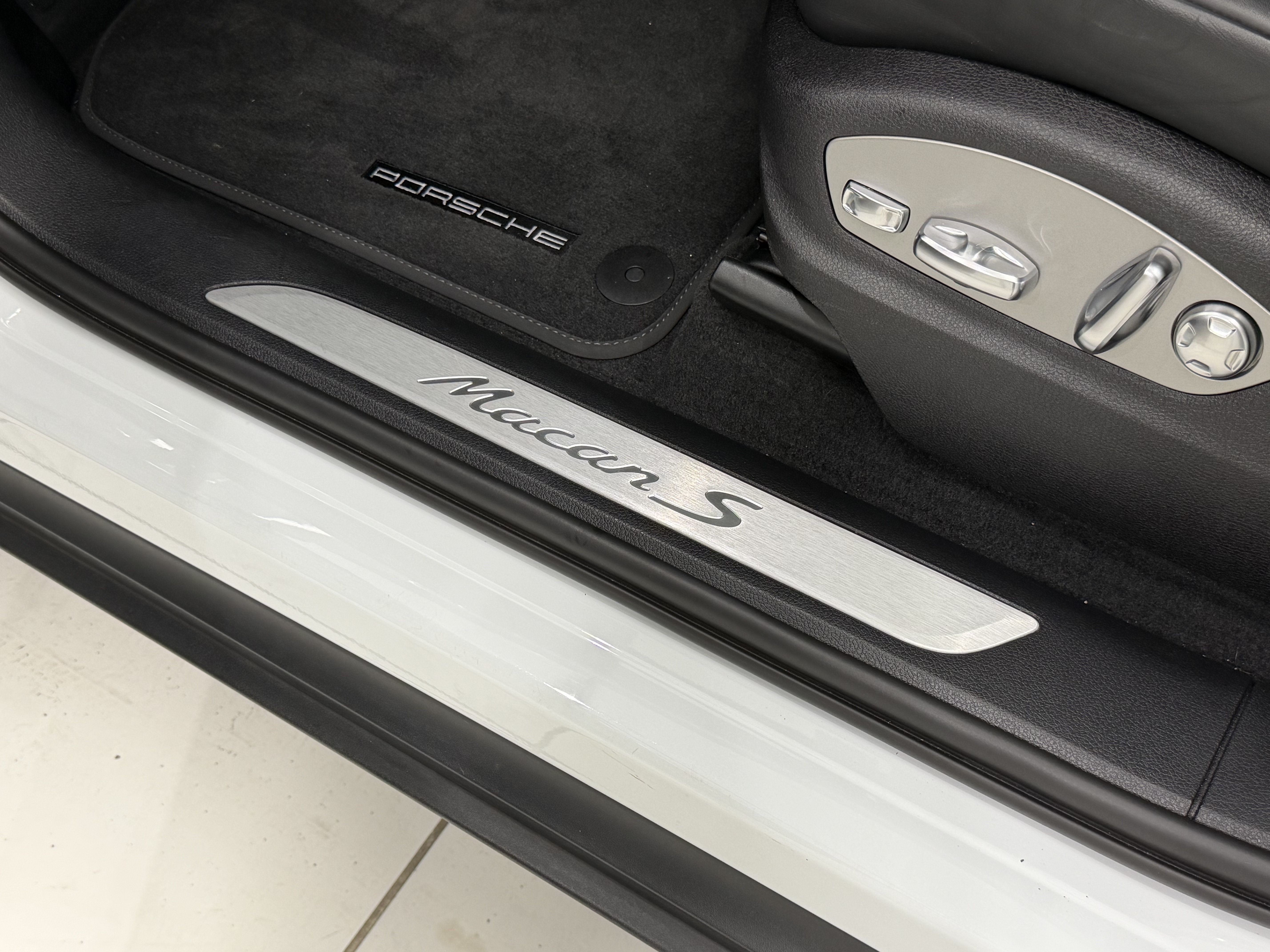 Certified 2024 Porsche Macan S AWD/4WD image 31