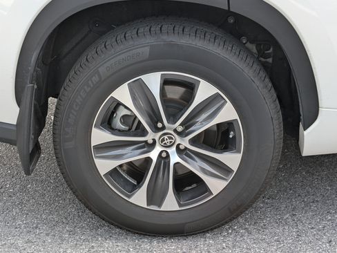 Used 2022 Toyota Highlander XLE AWD/4WD image 10