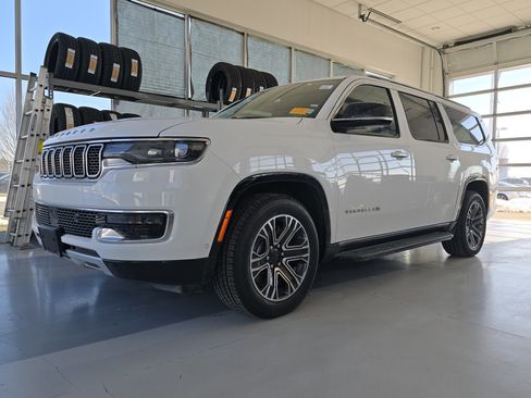 Used 2024 Jeep Wagoneer L Series II w/ Flexible Seating Group image 4