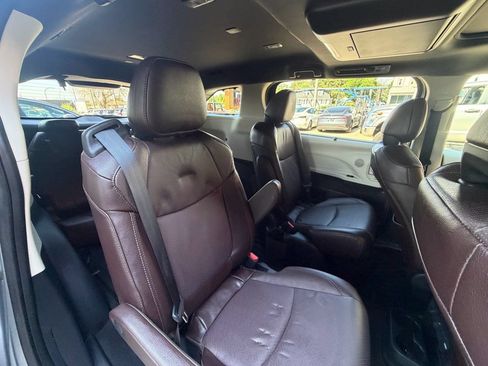 Used 2023 Toyota Sienna Platinum AWD/4WD image 25