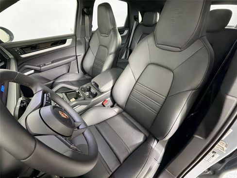 Used 2025 Porsche Cayenne AWD/4WD image 5