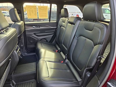 Used 2025 Jeep Grand Cherokee Limited w/ Black Appearance Package image 30