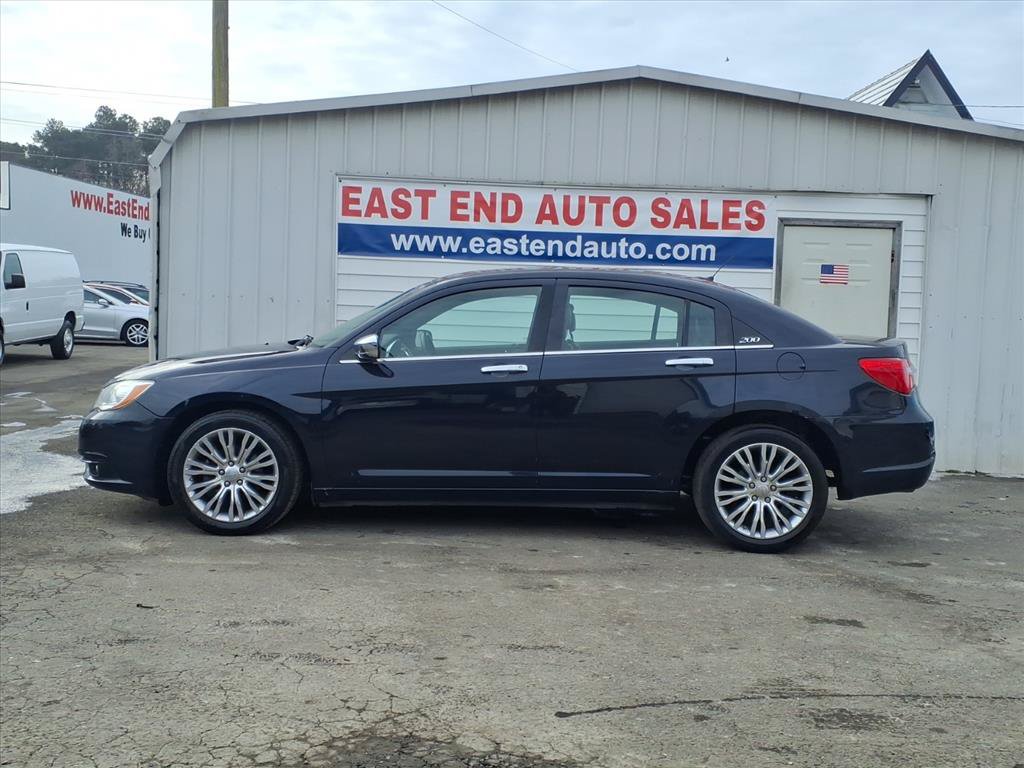 Used 2011 Chrysler 200 Limited FWD image 2