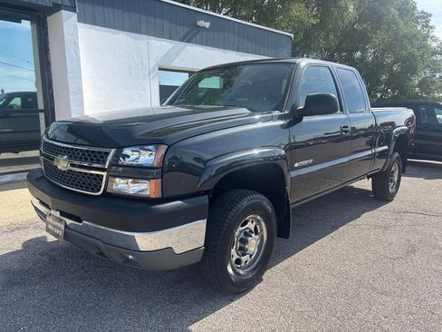 Used 2005 Chevrolet Silverado 2500 LS AWD/4WD image 2