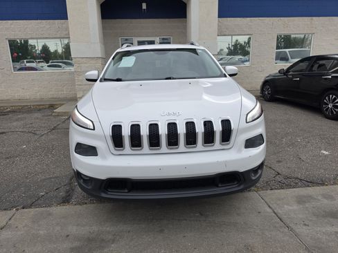 Used 2018 Jeep Cherokee Latitude AWD/4WD image 2