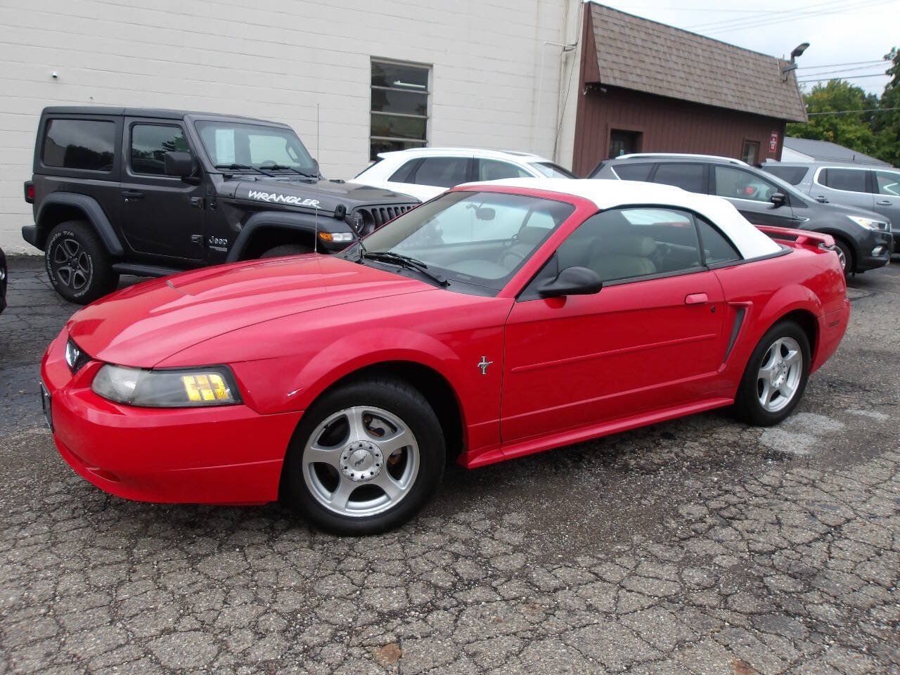 Used 2003 Ford Mustang Convertible RWD image 2