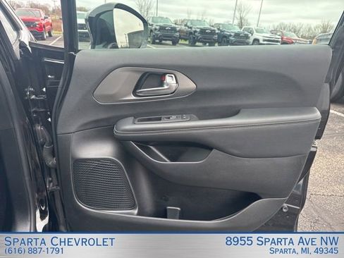 Used 2025 Chrysler Pacifica Select FWD image 25