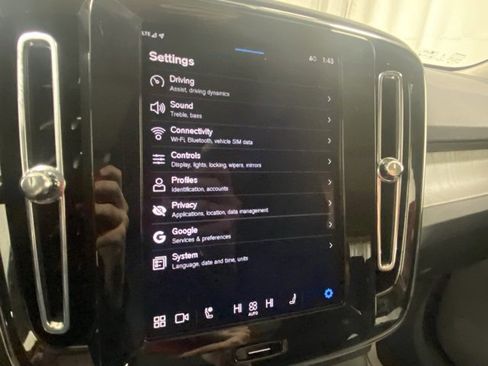 Used 2025 Volvo XC40 B5 Core image 23