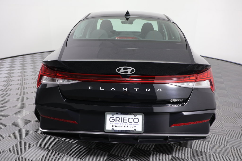 Used 2025 Hyundai Elantra SEL FWD image 7