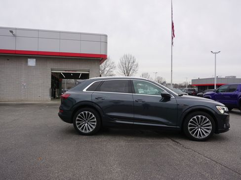 Used 2019 Audi e-tron Prestige w/ Prestige Package image 3