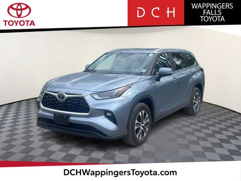 Used 2023 Toyota Highlander XLE AWD/4WD image 1