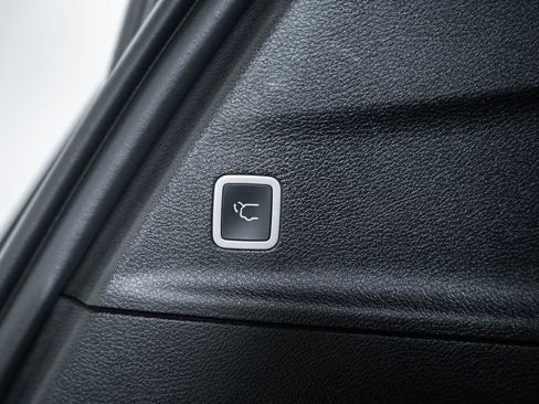 Used 2025 Chrysler Pacifica Select image 10