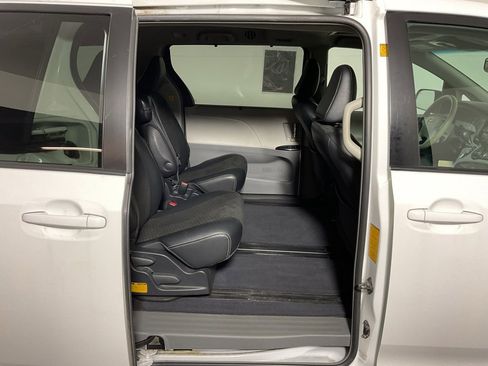 Used 2012 Toyota Sienna SE image 25