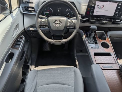 Used 2023 Toyota Sienna LE FWD image 12