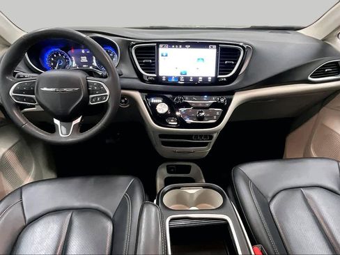Used 2024 Chrysler Pacifica Touring-L FWD image 15