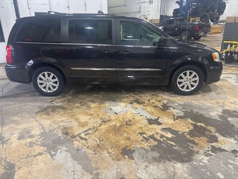 Used 2014 Chrysler Town & Country Touring image 2