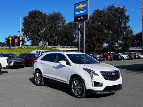 Used 2025 Cadillac XT5 Premium Luxury image 2