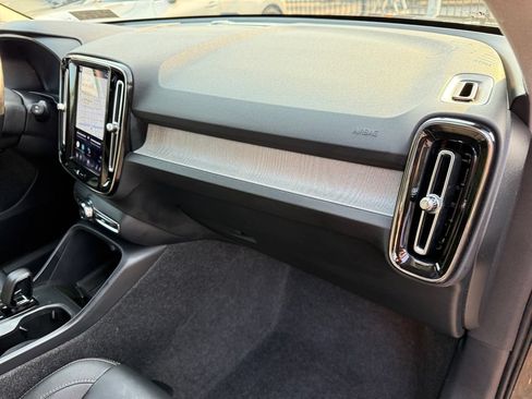 Used 2025 Volvo XC40 B5 Core AWD/4WD image 16