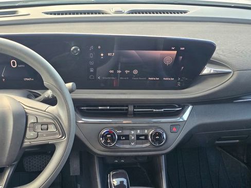 Used 2025 Buick Envista Preferred image 16