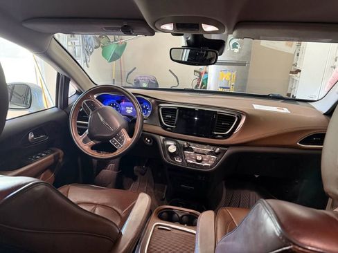 Used 2017 Chrysler Pacifica Limited FWD image 4