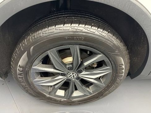 Used 2024 Volkswagen Tiguan SE AWD/4WD image 21