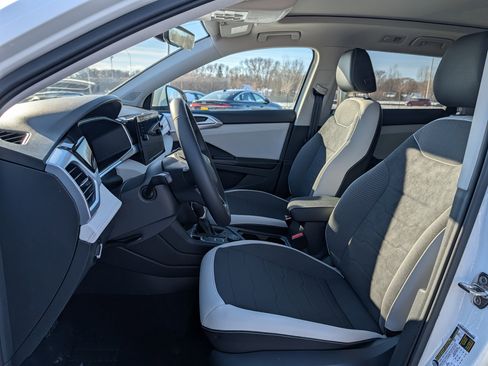 New 2026 Volkswagen Taos SE image 4