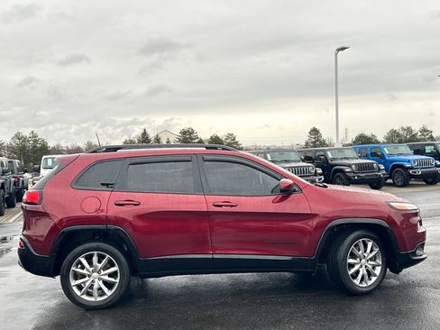 Used 2018 Jeep Cherokee Latitude image 2