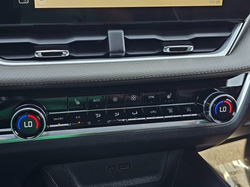 Used 2025 Chevrolet Equinox LT w/ Convenience Package II image 37