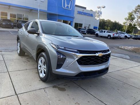 Used 2024 Chevrolet Trax LS w/ Driver Confidence Package FWD image 2