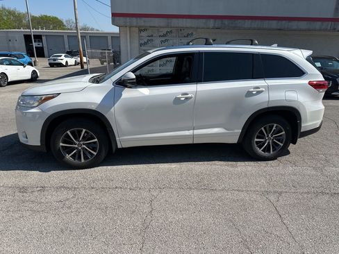 Used 2017 Toyota Highlander XLE image 2