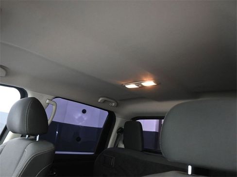 Used 2018 Nissan Titan SV image 27