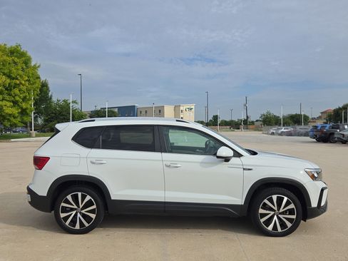 Used 2023 Volkswagen Taos SE w/ Panoramic Sunroof Package FWD image 2