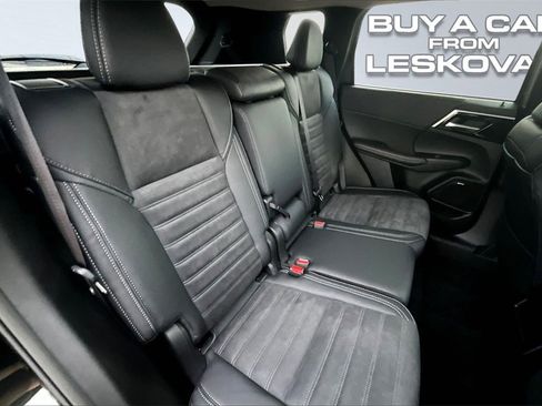 New 2025 Mitsubishi Outlander SE image 9