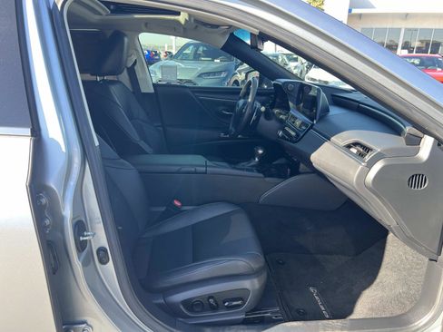 Used 2022 Lexus ES 300h w/ Premium Package image 32