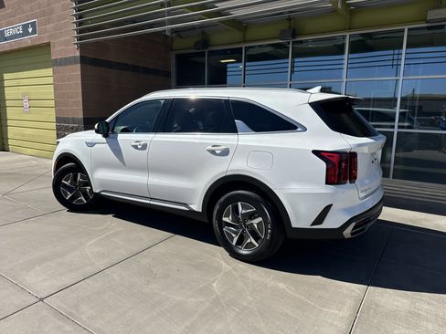 Used 2023 Kia Sorento EX w/ Panoramic Sunroof Package image 4