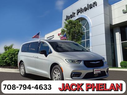 New 2026 Chrysler Pacifica Select