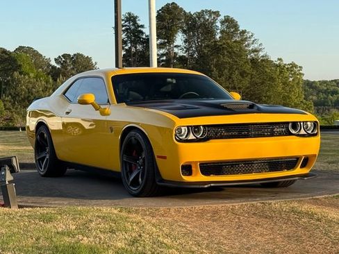 Used 2017 Dodge Challenger SRT Hellcat image 1