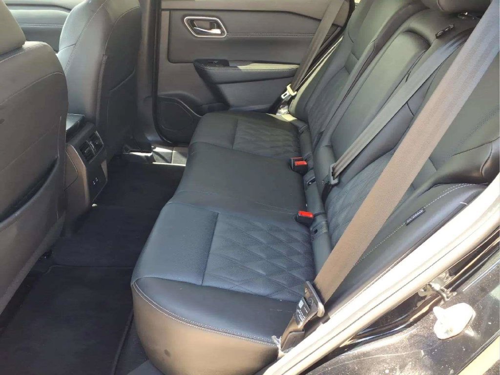 Certified 2025 Nissan Rogue Platinum FWD image 14