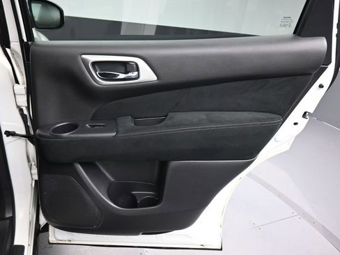 Used 2015 Nissan Pathfinder S image 40