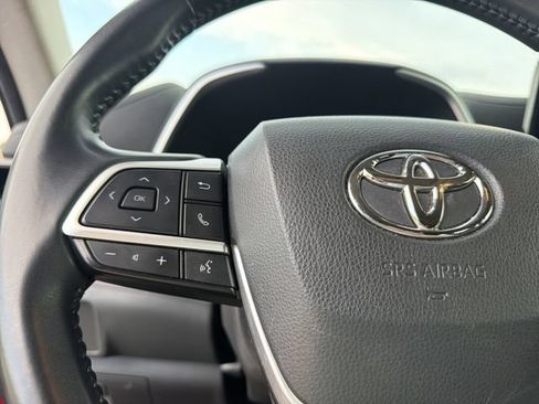 Used 2022 Toyota Highlander XLE FWD image 22