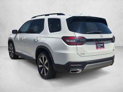 Used 2025 Honda Pilot Touring image 8
