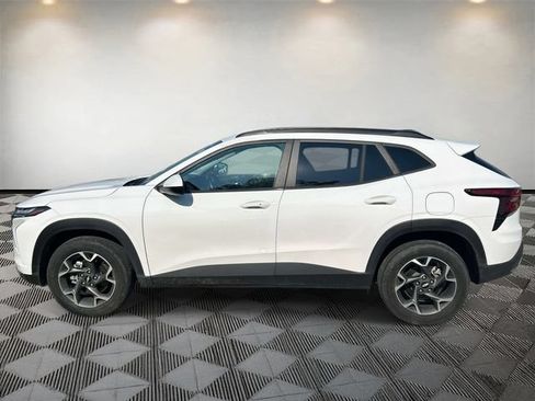 Used 2025 Chevrolet Trax LT w/ Driver Confidence Package FWD image 2